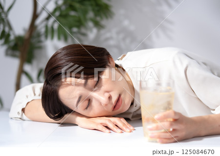 ハイボールを飲む女性 125084670