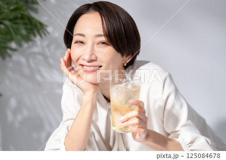 ハイボールを飲む女性 ハイボールを飲む女性 125084678