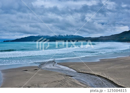 悪天候で荒れた大岐海岸 悪天候で荒れた大岐海岸 125084815