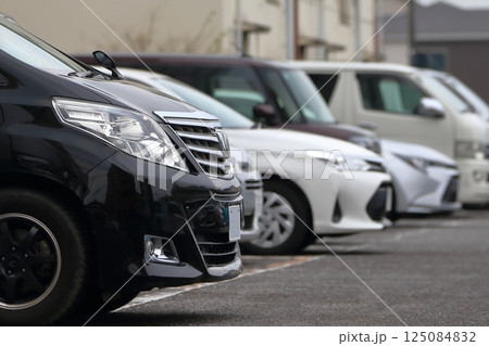 駐車中の乗用車　イメージ 125084832