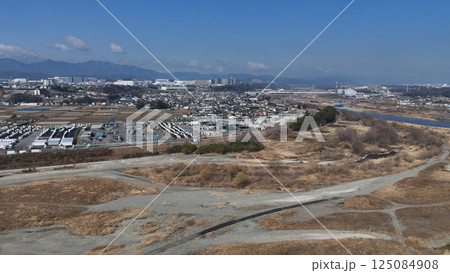 相模川と町並み(空撮) - 神奈川県厚木市・相模原市,日本 相模川と町並み(空撮) - 神奈川県厚木市・相模原市,日本 125084908