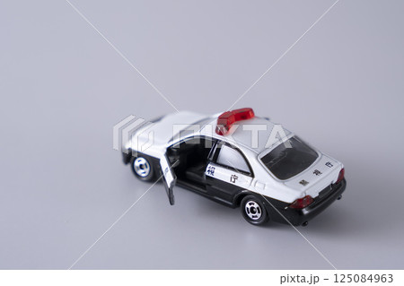 パトカーのおもちゃ 125084963