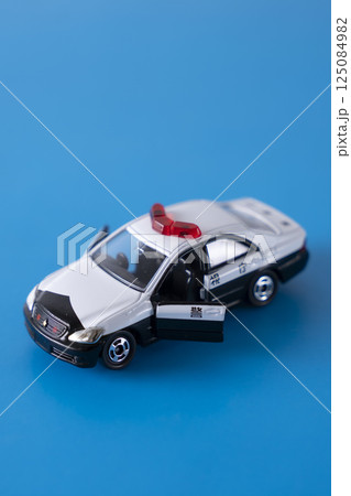 パトカーのおもちゃ 125084982