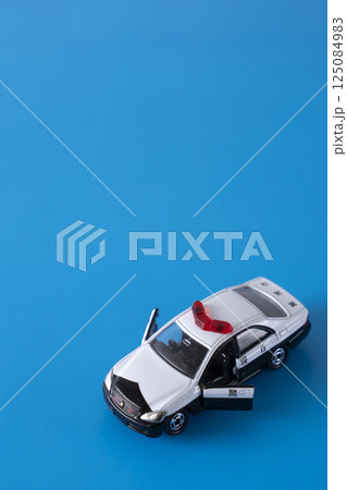 パトカーのおもちゃ 125084983
