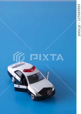 パトカーのおもちゃ 125084984