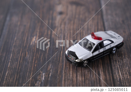 パトカーのおもちゃ 125085011