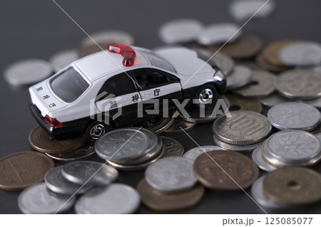 お金の上にパトカー 硬貨 現金 125085077