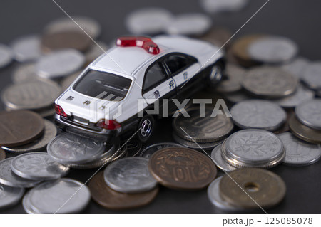 お金の上にパトカー 硬貨 現金 125085078
