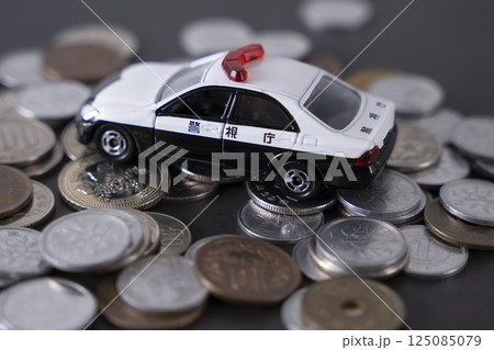 お金の上にパトカー 硬貨 現金 お金の上にパトカー 硬貨 現金 125085079