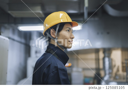 作業服を着た30代の男性 横顔 作業服を着た30代の男性 横顔 125085105