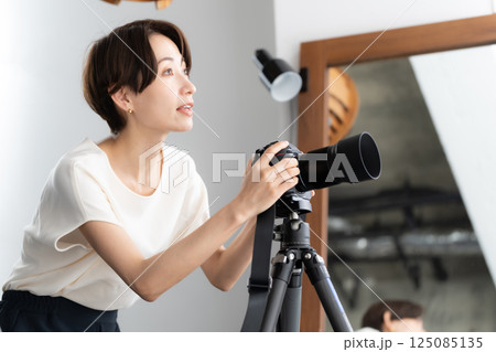 女性　カメラマン 125085135