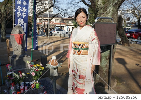 神社でお参りする和服の女性 神社でお参りする和服の女性 125085256