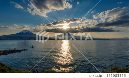 タコのまなざしで見上げた江の島と、ゆらめく水面越しの富士山に、今日という奇跡を感じる海底からの風景画 125085556