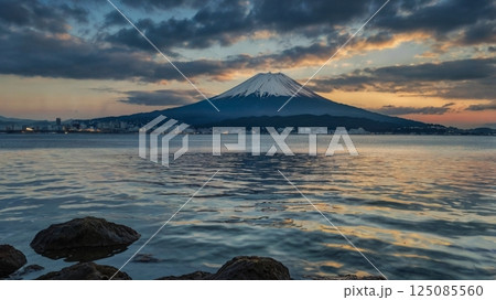 タコのまなざしで見上げた江の島と、ゆらめく水面越しの富士山に、今日という奇跡を感じる海底からの風景画 タコのまなざしで見上げた江の島と、ゆらめく水面越しの富士山に、今日という奇跡を感じる海底からの風景画 125085560