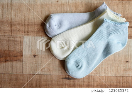 子供用の短い靴下3足。白と水色とラベンダー色。 子供用の短い靴下3足。白と水色とラベンダー色。 125085572