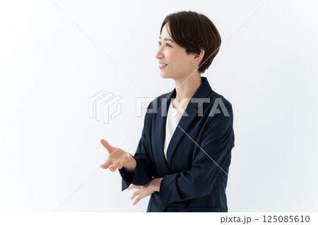 商談をする女性 商談をする女性 125085610