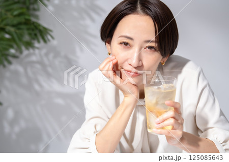 ハイボールを飲む女性 125085643