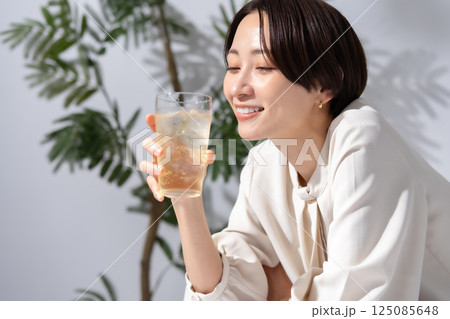 ハイボールを飲む女性 ハイボールを飲む女性 125085648