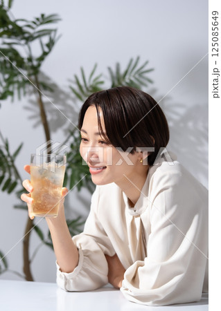 ハイボールを飲む女性 ハイボールを飲む女性 125085649