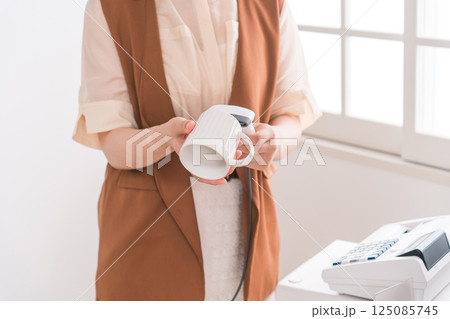 レジ打ちをするショップ店員の手元 125085745