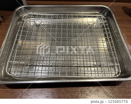 金属製の天ぷらバット、油切り網 125085778