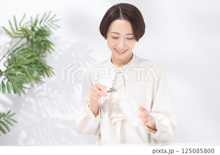 ハイボールを作る女性 ハイボールを作る女性 125085800