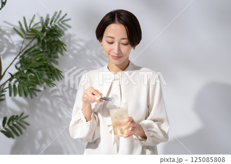 ハイボールを作る女性 125085808