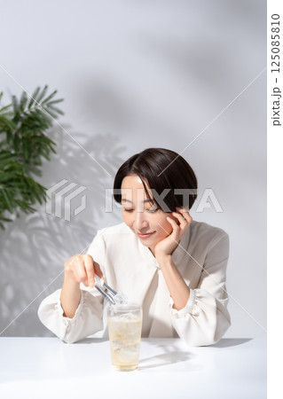 ハイボールを作る女性 125085810