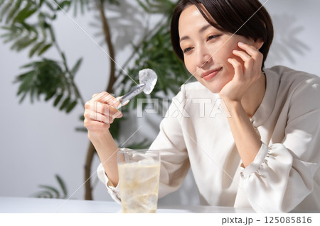 ハイボールを作る女性 ハイボールを作る女性 125085816