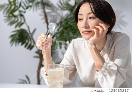 ハイボールを作る女性 125085817