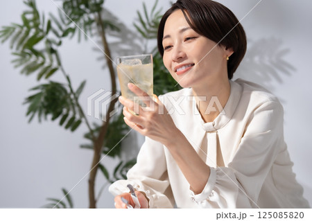 ハイボールを作る女性 ハイボールを作る女性 125085820