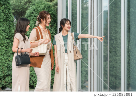 女子旅・旅行・買い物・ショッピング・セール・バーゲンを楽しむ女友達・仲間 女子旅・旅行・買い物・ショッピング・セール・バーゲンを楽しむ女友達・仲間 125085891