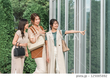 仕事帰りに街を歩く女友達・同僚・OL・ビジネスウーマン・同僚(ウィンドウショッピング) 仕事帰りに街を歩く女友達・同僚・OL・ビジネスウーマン・同僚(ウィンドウショッピング) 125085892