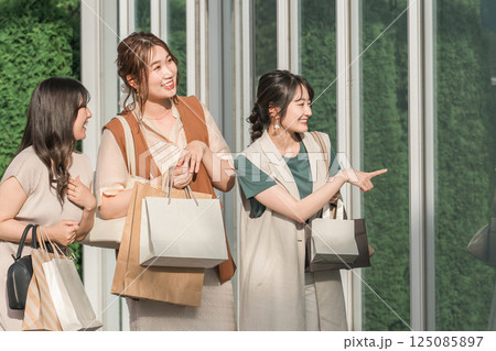 女子旅・旅行・買い物・ショッピング・セール・バーゲンを楽しむ女友達・仲間 125085897