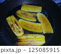 プラタノマチョをフライパンで焼く（和名：オオバコ）　メキシコ産　　　 125085915