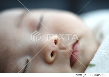 赤ちゃんの鼻に鼻くそがついている 赤ちゃんの鼻に鼻くそがついている 125085989