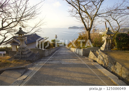 小豆島・双子浦にある「富丘八幡神社」の参道から瀬戸内を一望 125086049