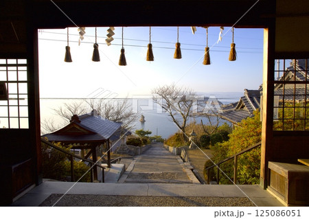 小豆島・双子浦にある「富丘八幡神社」から瀬戸内を一望 125086051