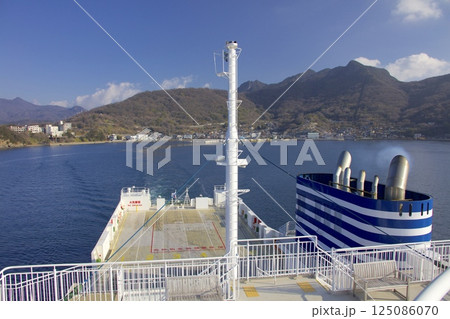 小豆島・坂手港を出港するジャンボフェリー「あおい」からみる港町風景 125086070