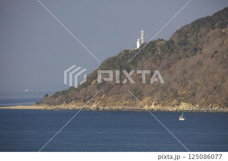 小豆島・坂手港を出港するジャンボフェリー「あおい」からみる地蔵崎灯台 小豆島・坂手港を出港するジャンボフェリー「あおい」からみる地蔵崎灯台 125086077