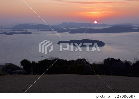 王子が岳山頂より瀬戸大橋を一望する瀬戸内海の夕陽 125086097