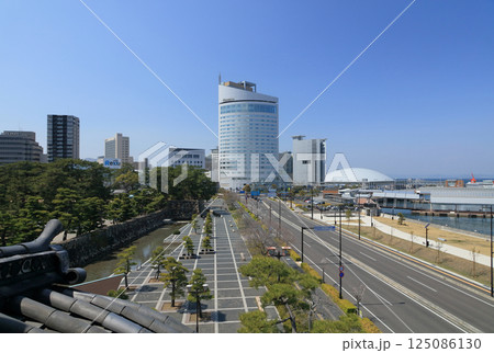 月見櫓から見る水城通り、サンポートの徳島文理大学やホテルクレメント高松や穴吹アリーナ香川も見える 125086130