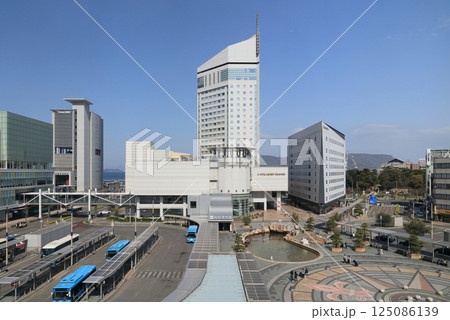 高松駅前、サンポート高松のJRホテルクレメント高松とJRクレメントイン高松、右奥は高松城址 125086139