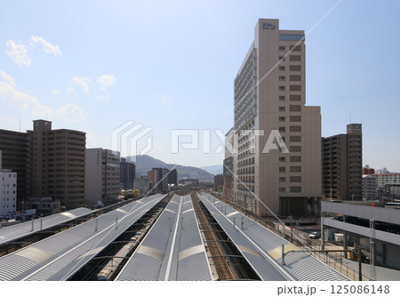 徳島文理大学高松駅キャンパスと高松駅のホーム 125086148