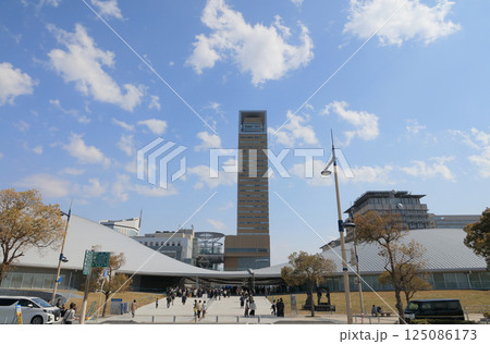 サンポート高松のシーフロントプロムナードから穴吹アリーナ香川と高松シンボルタワーを見る サンポート高松のシーフロントプロムナードから穴吹アリーナ香川と高松シンボルタワーを見る 125086173