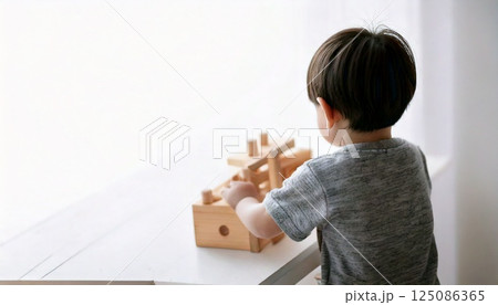 おもちゃで遊んでいる小さな子どもの後ろ姿 125086365