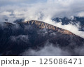 八方池から見る雲湧く八方尾根 八方池から見る雲湧く八方尾根 125086471
