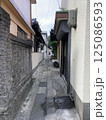 石畳の路地裏のある路地 125086593