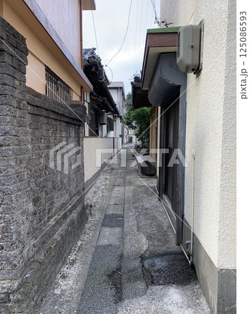 石畳の路地裏のある路地 125086593
