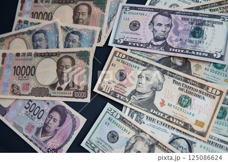 日本円(新札)と米ドル 125086624